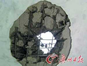 被雷電擊穿的民房。