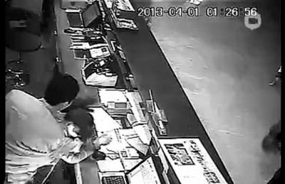 第三名白衣男子沖進柜臺內對女服務員一頓拳打腳踢。
