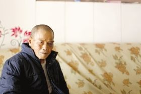 4月15日，劉爹爹的一只眼睛上有明顯的淤青。
