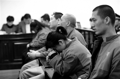 昨日，因涉嫌誘騙男網(wǎng)友進(jìn)行高額消費(fèi)，海淀區(qū)一咖啡廳負(fù)責(zé)人及“吧女”等14人受審。新京報(bào)記者 王貴彬 攝