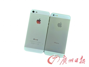從背面看，真蘋果手機(jī)（左）的攝像頭要大一點(diǎn)，而且蘋果的Logo比較光亮，容易反光。