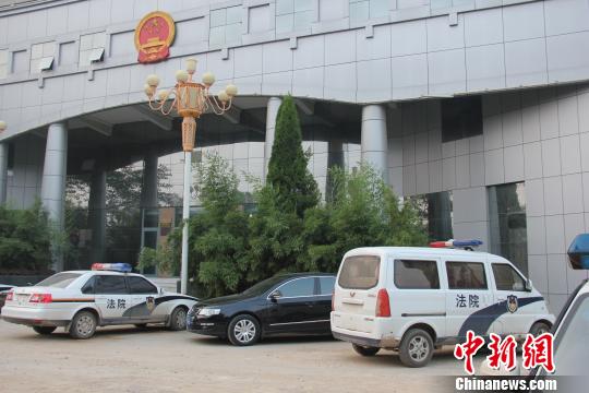 泊頭市人民法院院內(nèi)仍停有無牌制式警車，涉事人員與記者沖突地點(diǎn)僅距法院不足50米。穆玉良 攝