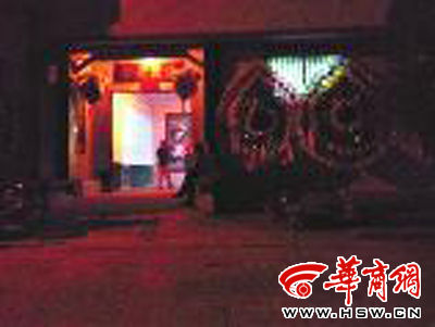 昨晚8時(shí)許，老人的大兒子的家正在辦喪事，屋外擺放著花圈 本報(bào)記者張超攝