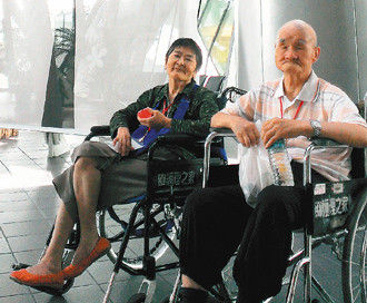 臺灣老夫妻“王爺爺”及“王奶奶”，雙雙失智，但兩人“即使遺忘了全世界，也不會忘了彼此”，片刻也不想分離，深厚情感令人感動。臺灣《聯(lián)合報》圖