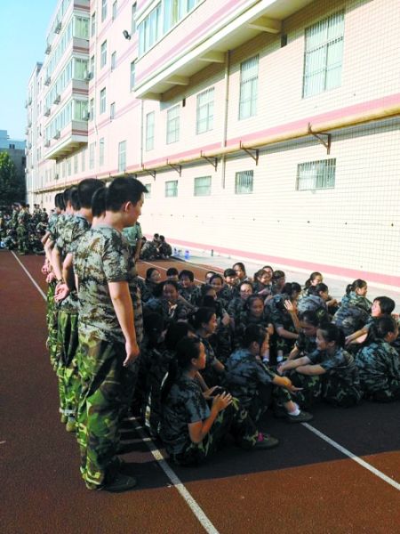 女孩們說，這道“人影陰涼”，為高中時代的記憶鑲上了一顆珍珠 網(wǎng)友供圖