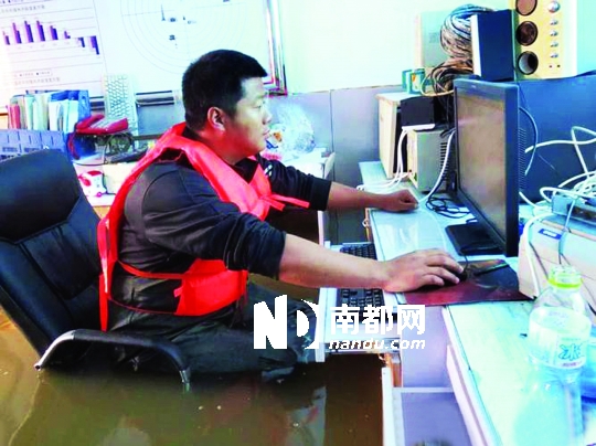 8月31日，黑龍江撫遠氣象局人員在工作中，洪水已將椅座淹沒。圖片來源：中國氣象網(wǎng)
