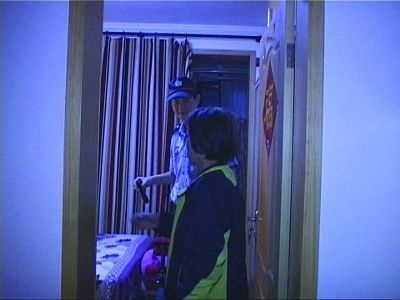 民警幫老人檢查沒發(fā)現(xiàn)有炸彈。
