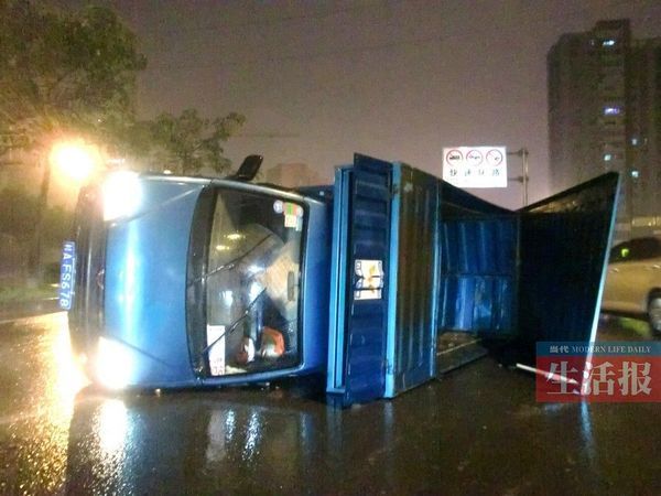 小貨車側(cè)翻現(xiàn)場。