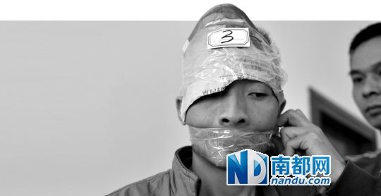 為了防止犯罪嫌疑人串供，民警用膠帶將犯罪嫌疑人的嘴封住。