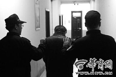 　昨日，西安市長(zhǎng)延堡派出所，砍傷醫(yī)生的插隊(duì)患者已被警方控制 本報(bào)記者 張喆 攝