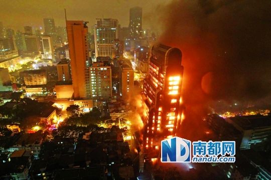 昨晚近7時，廣州越秀區(qū)起義路217號建業(yè)大廈發(fā)生火災。火勢猛烈，將整棟大樓都燒了個通透。