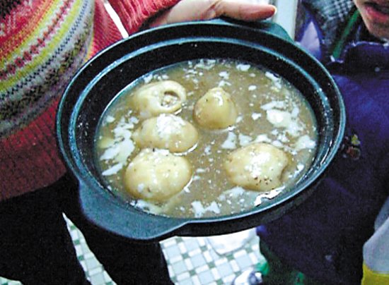 由于放置時(shí)間過(guò)久，鍋里的湯圓已經(jīng)非常大，湯圓皮上浮現(xiàn)很多白色物質(zhì)。