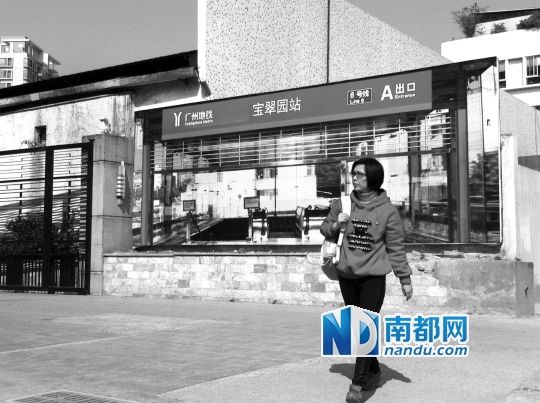 不少行人將這幅畫誤認(rèn)為是真地鐵站。南都記者 單小亮 攝