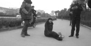 鄭大姐坐在地上，警方趕到進(jìn)行施救。（視頻截圖由警方提供）