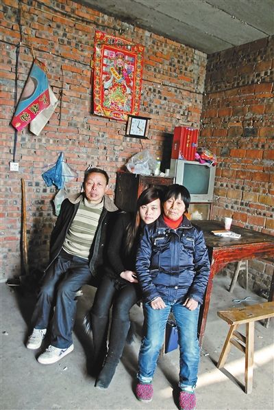 超生女謝先梅(中)、養(yǎng)父謝運(yùn)才（左）、謝運(yùn)才的嫂子唐富秀
