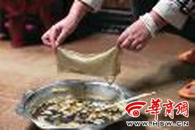　　昨日，店方讓顧客觀看該火鍋制作時的監(jiān)控錄像本組圖片由本報記者黃利健攝