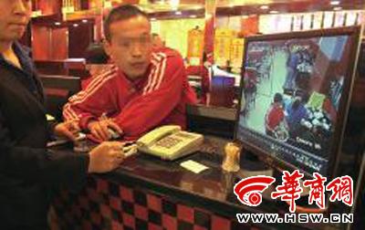 昨日，李女士展示從火鍋店抱回的火鍋，內有濕巾