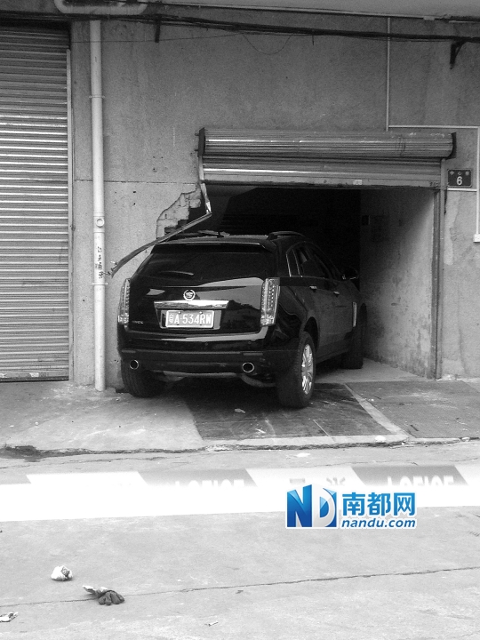 　昨日，凱迪拉克撞人后停在一倉庫門口，車后有一攤血跡。 南都記者陳杰生攝