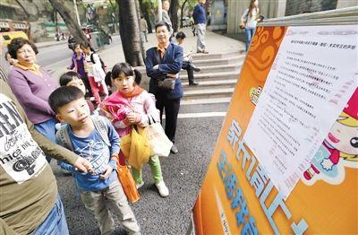 昨日，中華路小學(xué)貼出告示，提醒家長不要相信傳言。