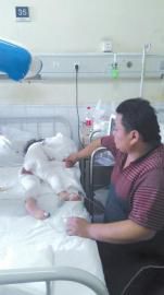 伏登順與女兒在一起。