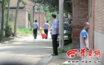 昨日，西安市閻良區(qū)譚家村，警方在事發(fā)的孫某家里勘查現(xiàn)場(chǎng)后，將提取的物證帶走 記者 黃利健 攝