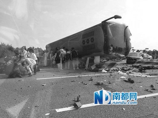 現(xiàn)場大客車側(cè)翻，玻璃碎落一地，車身卡在路邊水泥護欄上。 目擊者供圖
