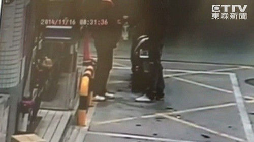 監(jiān)視器拍下男子騎車到加油站買由。圖自東森新聞