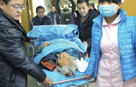 排隊(duì)領(lǐng)免費(fèi)白菜，86歲老太摔倒顱內(nèi)出血。