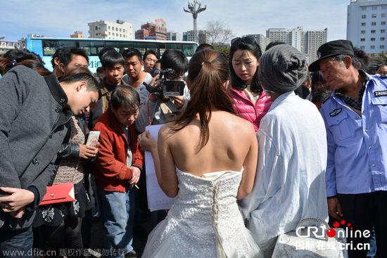 征婚引發(fā)民眾圍觀。