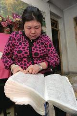 背單詞，是很多學(xué)生學(xué)習(xí)英語時最頭疼的事兒，而西安51歲大學(xué)英語老師李艷芝在兩年內(nèi)背完《英漢大詞典》22萬個英語詞匯，學(xué)生稱贊其為一本活的《英漢大詞典》；兒子自小患有自閉癥，生活不能自理，20年前又與丈夫離婚，面對生活的不幸，她秉承“你必須一直向前”的信念。