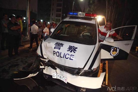 南都記者昨晚趕到現(xiàn)場時，交警及保險公司已經(jīng)在處理事故，現(xiàn)場有很多圍觀者。
