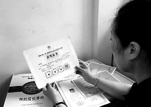思念小寶的時候，李女士就一遍遍整理孩子留在家里的物品。