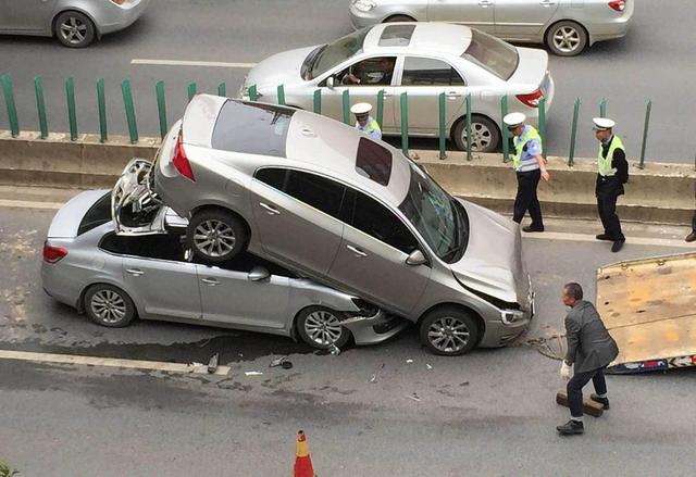交警正在將兩車分開。