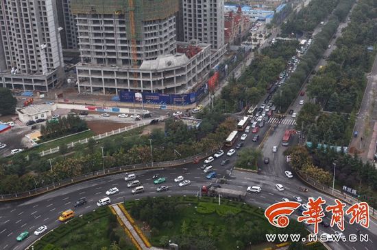 近日，不少通過陳楊寨轉(zhuǎn)盤的司機發(fā)現(xiàn)，4個方向的路口共新設(shè)了8個紅綠燈。