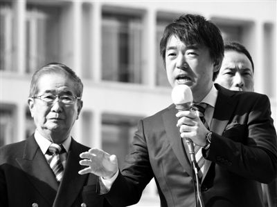 29日，日本著名極右翼分子石原慎太郎（左）和新生代右翼政客橋下徹在東京街頭演講拉票。