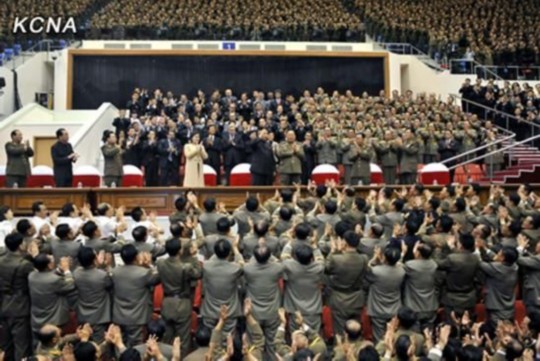 朝中社報道，朝鮮最高領(lǐng)導(dǎo)人金正恩10月29日攜夫人李雪主出席并觀看了紀(jì)念金日成軍事綜合大學(xué)建校60周年牡丹峰樂團(tuán)演出。圖片來源：朝中社