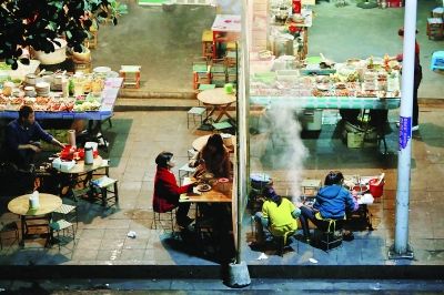 那邦鎮(zhèn)以往熱鬧的夜市，因?yàn)橹芯掃吘车膽?zhàn)亂，而變得冷冷清清 特派記者 賈代騰飛 攝