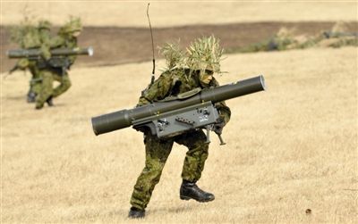 “作戰(zhàn)” 1月13日，日本自衛(wèi)隊一隊員在新年軍演中手持武器，發(fā)動進(jìn)攻。媒體尚未公布1月22日的美日聯(lián)合軍演圖片。