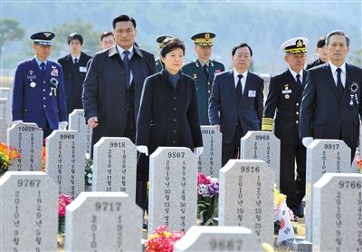 26日，韓國總統(tǒng)樸槿惠參加“天安”艦事件3周年紀(jì)念活動，悼念在事件中身亡的韓國士兵。
