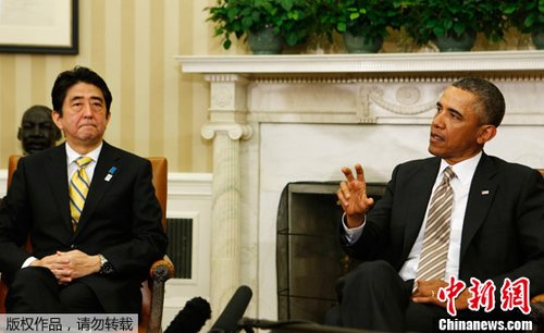 　正在美國訪問的日本首相安倍晉三2月22日在白宮與奧巴馬進行首次會晤。