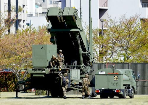 9日，日本自衛(wèi)隊(duì)為應(yīng)對朝鮮導(dǎo)彈威脅，在東京防衛(wèi)省總部設(shè)置“愛國者3”型導(dǎo)彈發(fā)射裝置。
