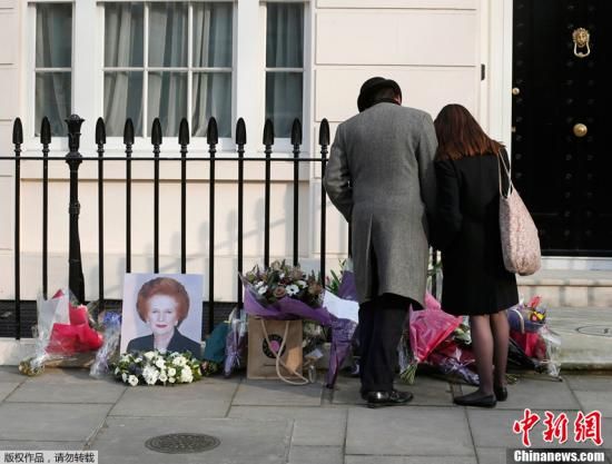當(dāng)?shù)貢r(shí)間2013年4月8日，英國倫敦，民眾在英國前首相撒切爾夫人位于倫敦的住所前進(jìn)行悼念活動。