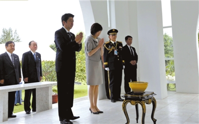 25日，緬甸仰光，安倍偕妻子參拜“二戰(zhàn)陣亡日軍墓”。圖/CFP