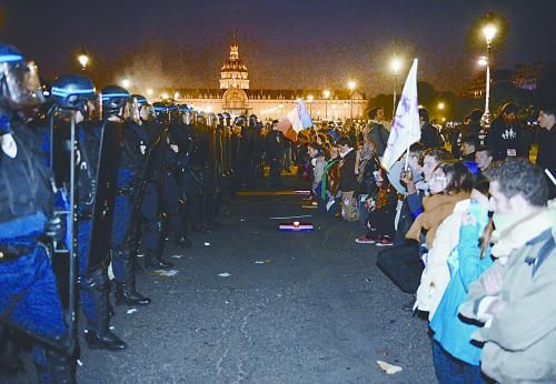 26日，法國(guó)反同性戀者與警察形成對(duì)峙之勢(shì)。