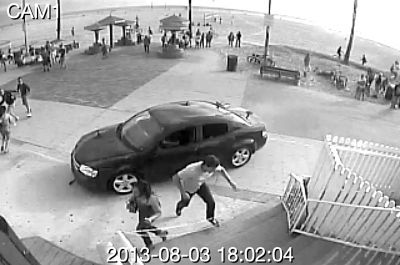 監(jiān)控錄像截屏圖：3日，美國洛杉磯市，一輛汽車沖進威尼斯海灘棧道上的人群。圖/東方IC