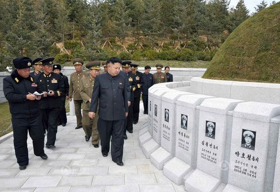 原文配圖：金正恩前往烈士墓拜祭。