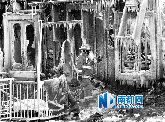 消防員用蒸汽機(jī)融化救火后殘留的冰層，尋找遇難者遺