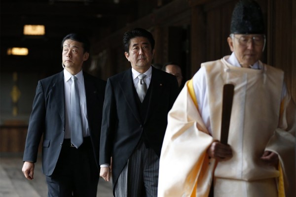 當?shù)貢r間2013年12月26日，日本東京，日本首相安倍晉三抵達靖國神社。