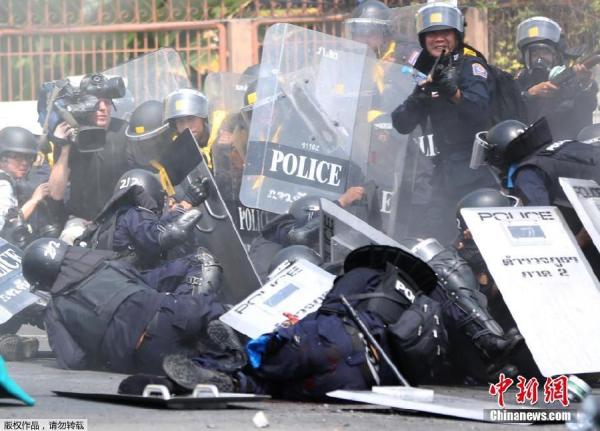 當?shù)貢r間2月18日，泰國曼谷警方與示威者發(fā)生沖突。