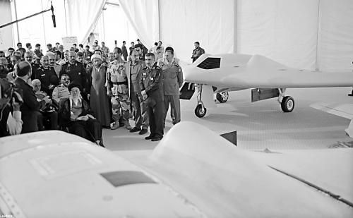 　哈梅內(nèi)伊（中）11日參觀伊朗版RQ-170無人機(jī)。